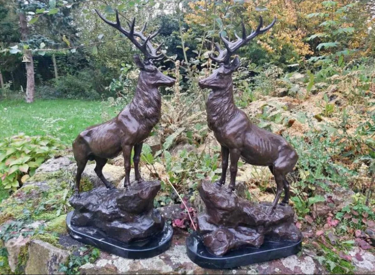 Pair of bronze deers on marble bases - Image 1