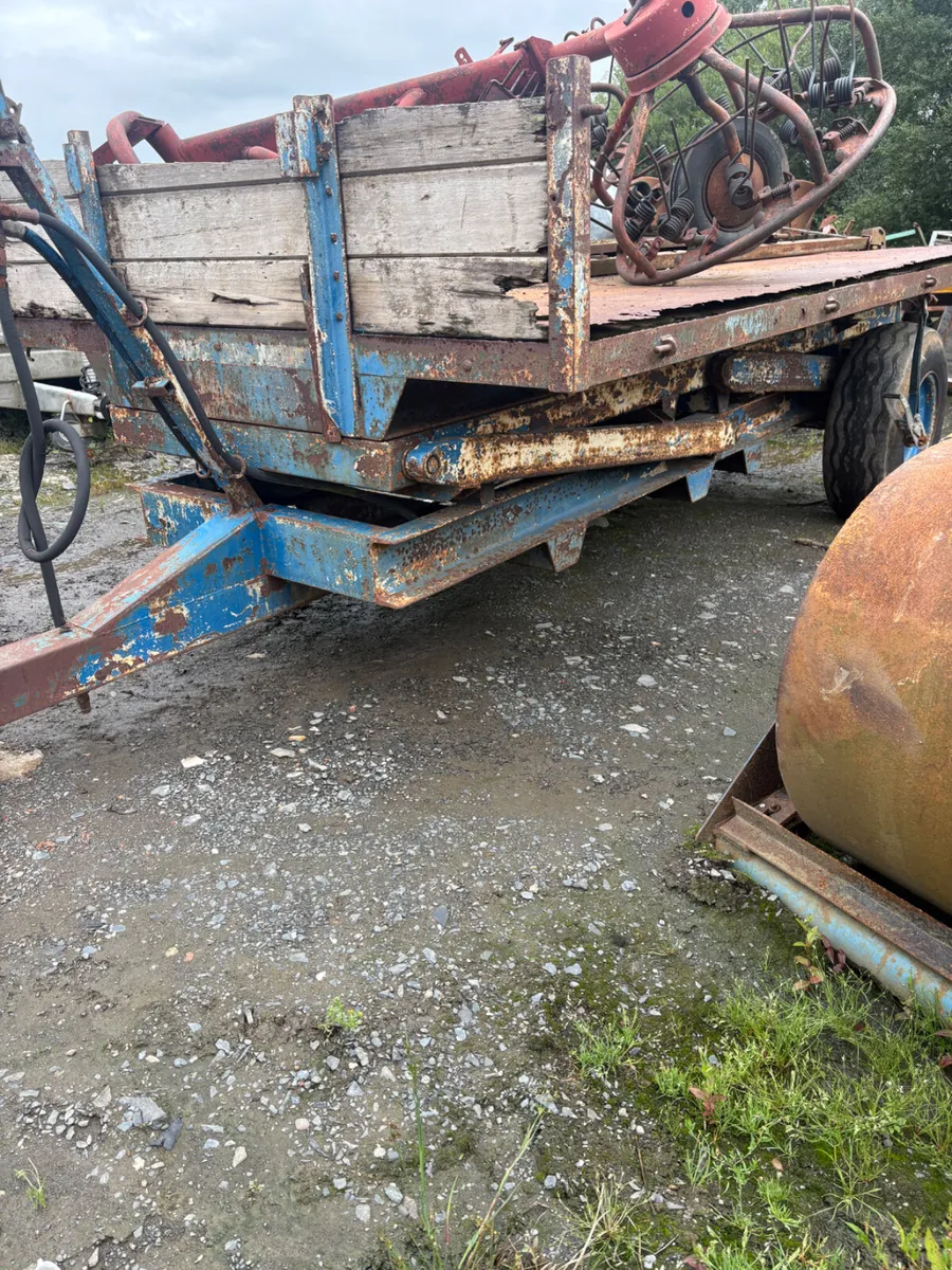 High lift tipping trailer