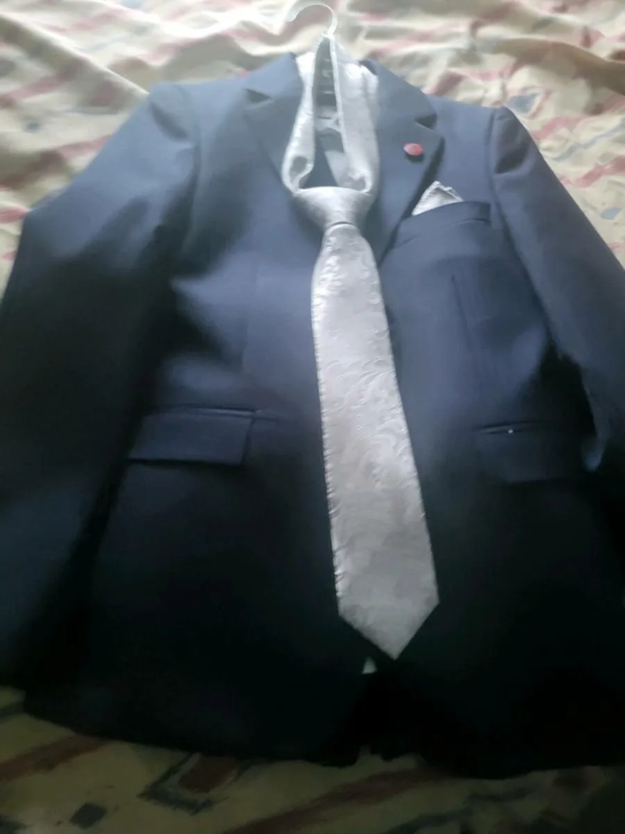 Boys suit - Image 1