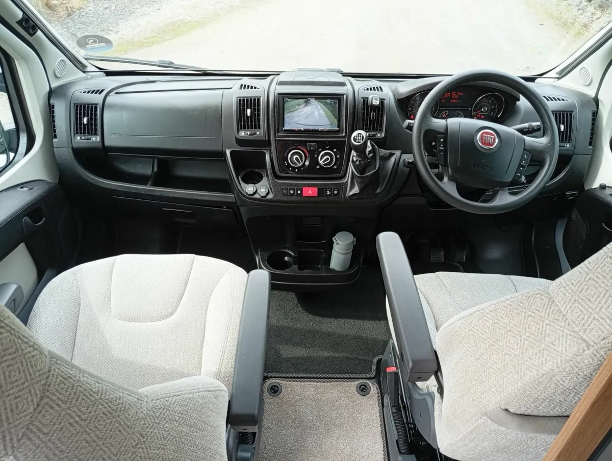 Campervan 2019 Auto-Trail V-Line 634 Sport - Image 4