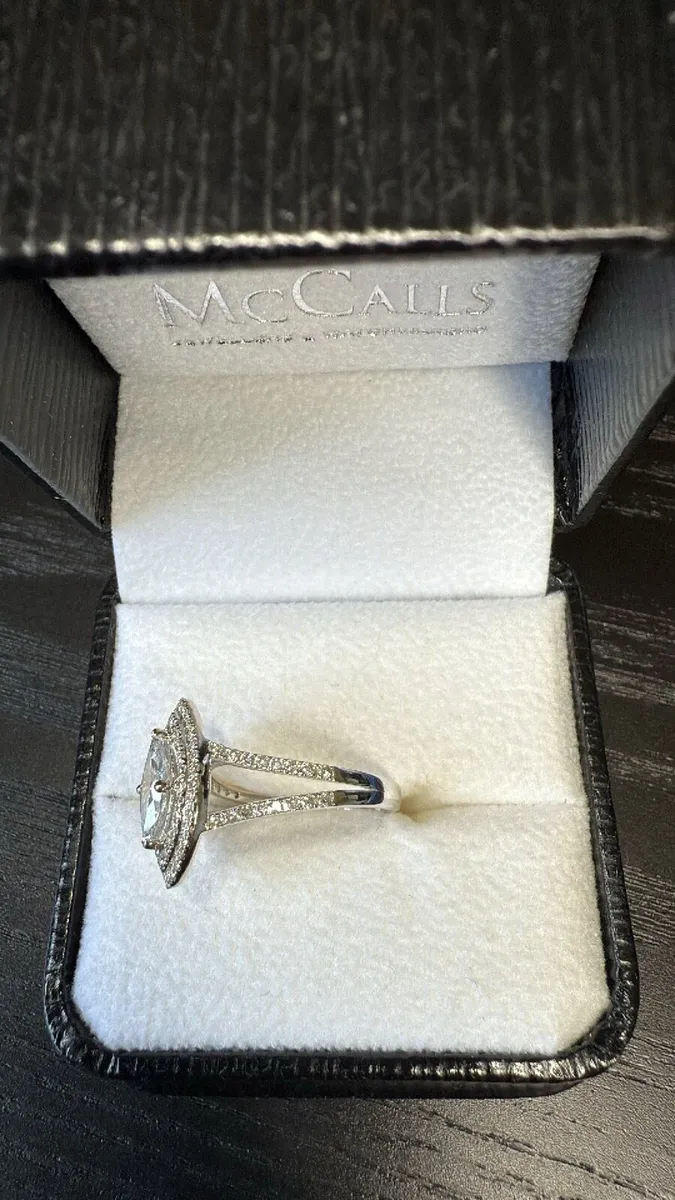 Diamond engagement ring - Image 2