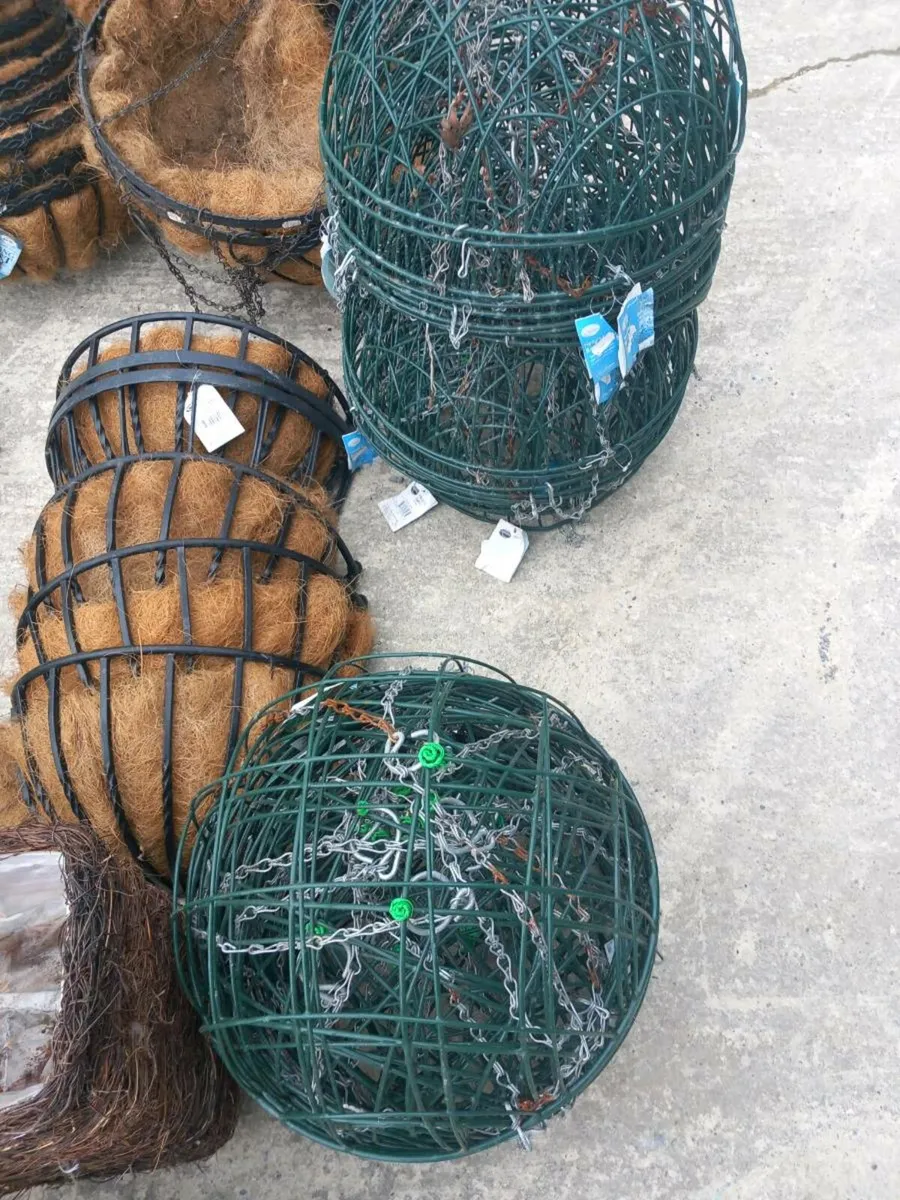 Job lot of hanging baskets - Image 1