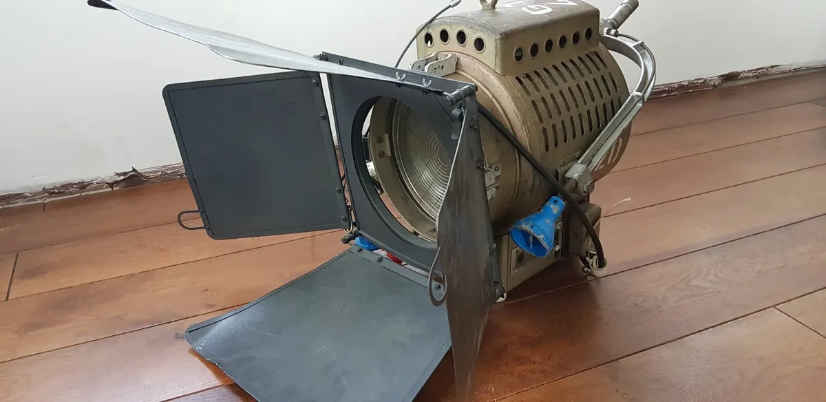 Large Stage Film Studio and Movie light - BERLIN - Image 2