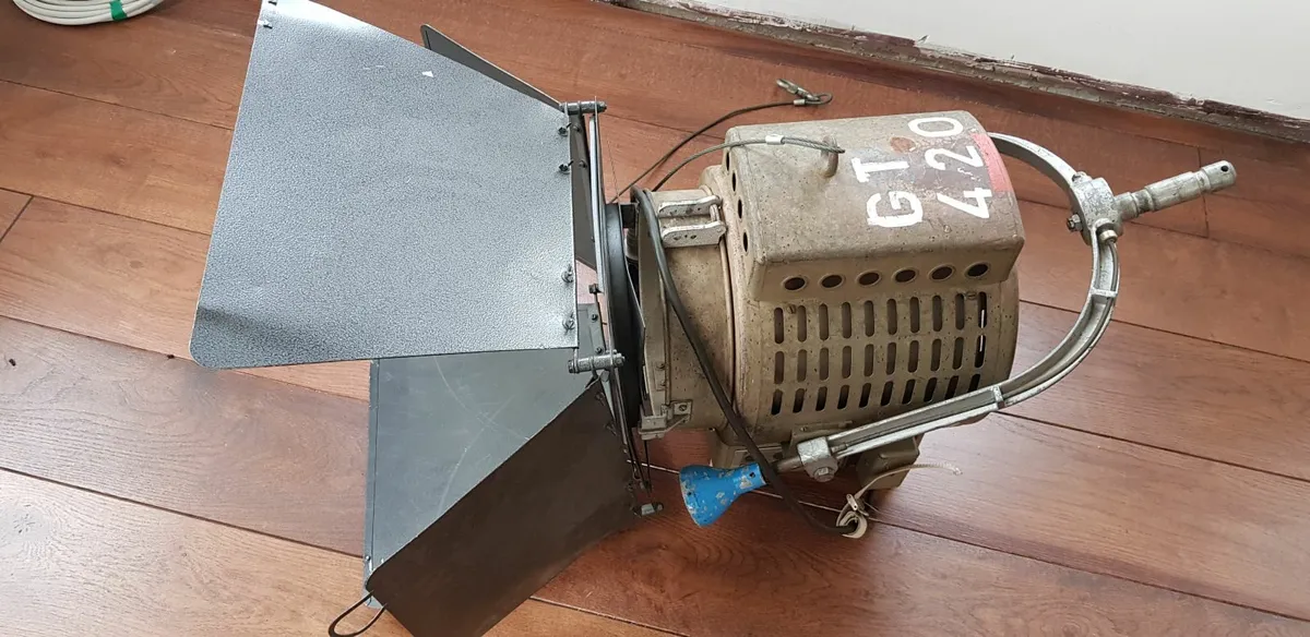 Large Stage Film Studio and Movie light - BERLIN - Image 3