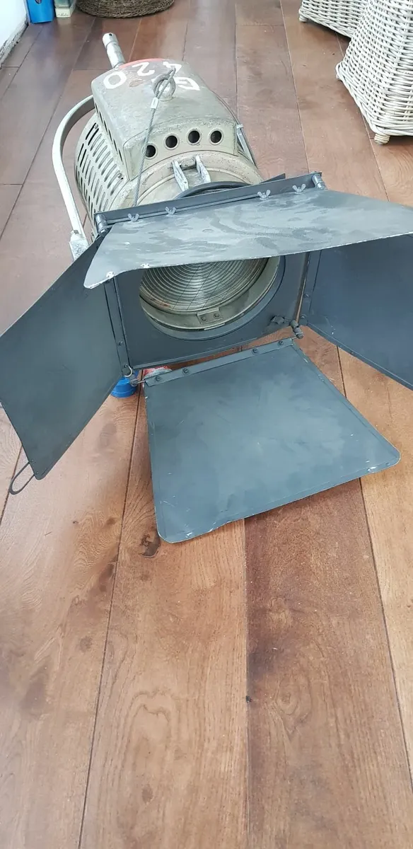 Large Stage Film Studio and Movie light - BERLIN - Image 4