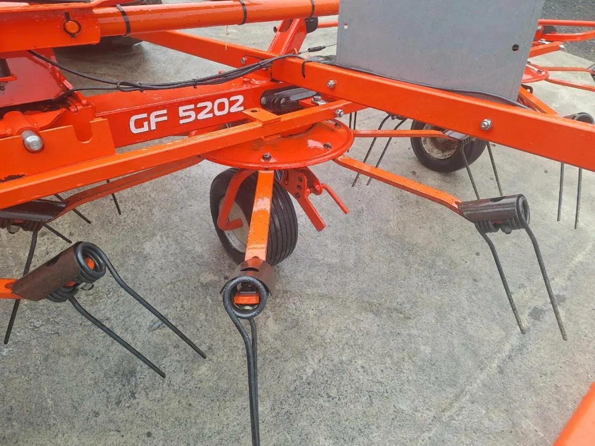 Kuhn GF5202 Tedder - Image 3