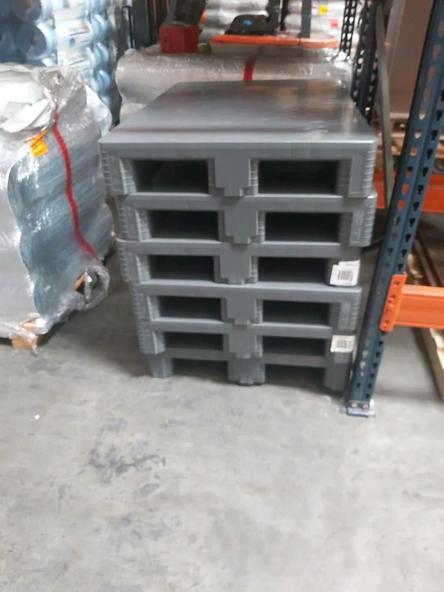 Plastic pallets - Image 1