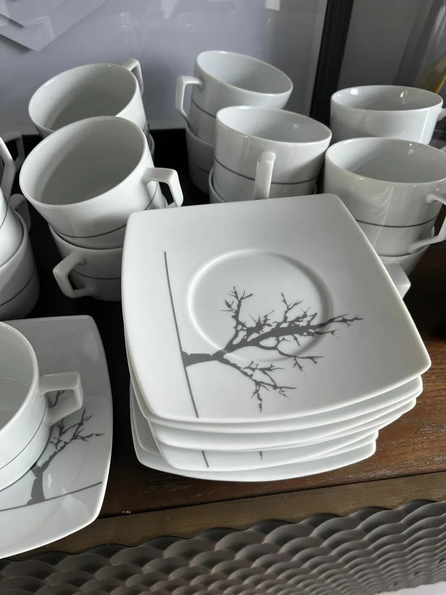 Cups and saucers - Image 2