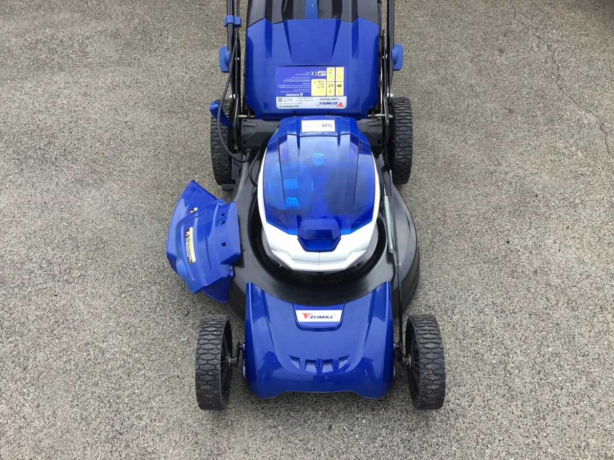 Lawnmower Zomax battery/ Honda pro - Image 1