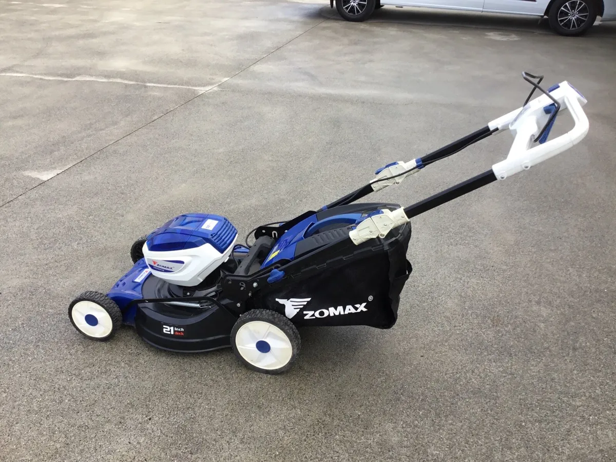 Lawnmower Zomax battery/ Honda pro - Image 3