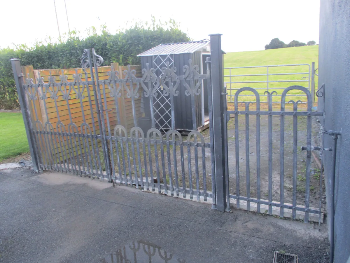 antique gates 9 ft 5 wide - Image 1