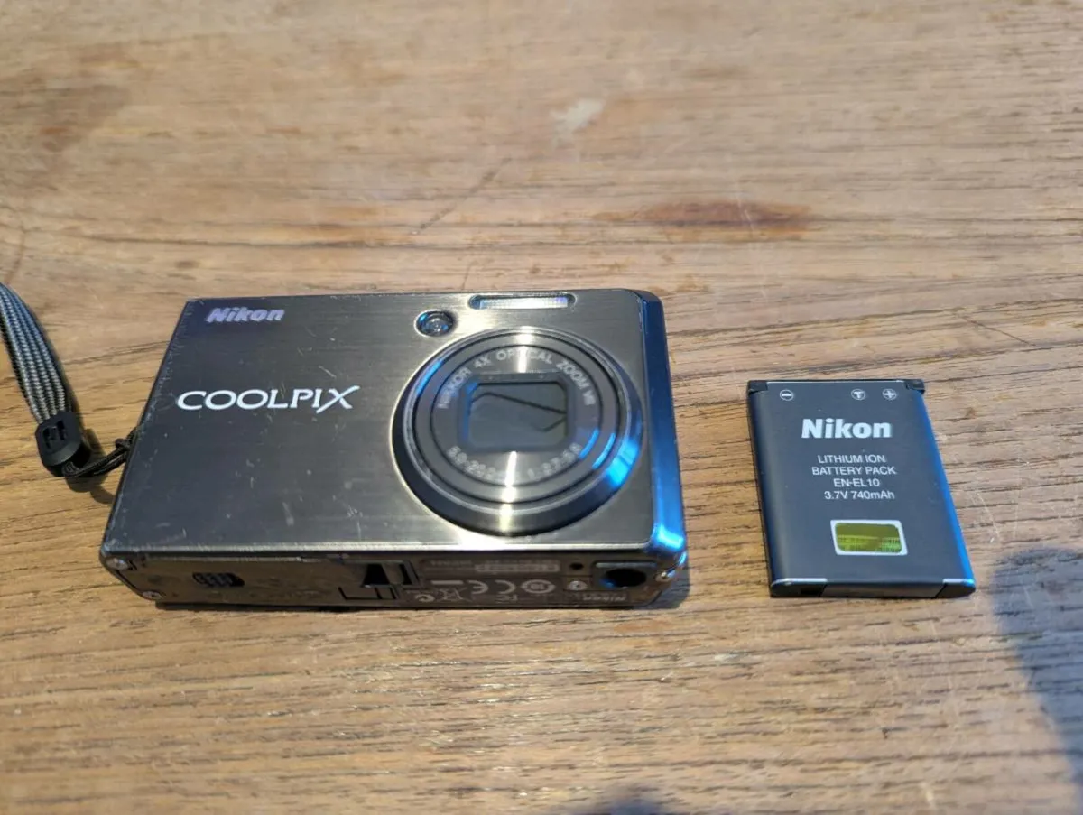 CAMERA NIKON COOLPIX - Image 1