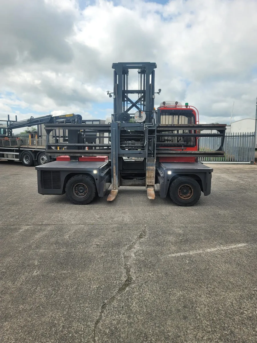2017 VALMAR 8 Ton Side Loader Forklift - Image 2