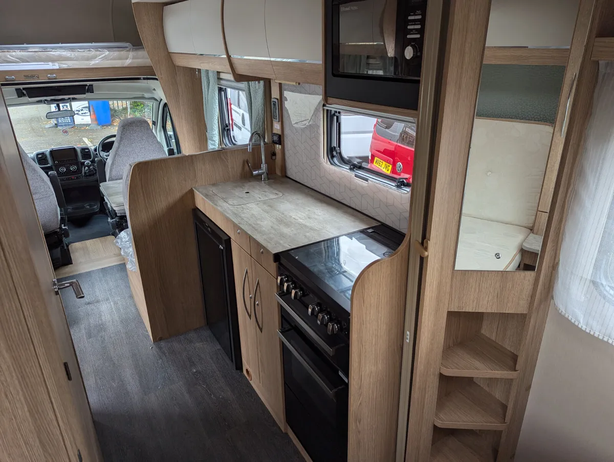 Motorhome with Fixed 'Island' Bed  *NI Registered* - Image 4