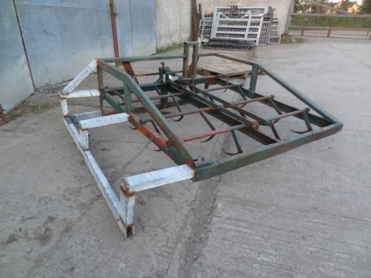 Flat 8 Bale Grab - Image 1