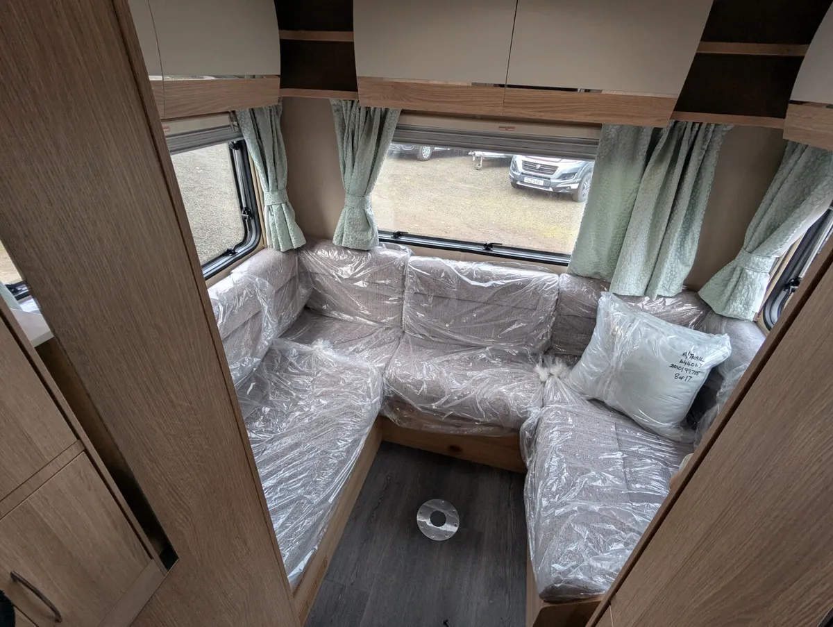 Luxury Motorhome with 6 Berths and 6 Travel Seats - Image 4