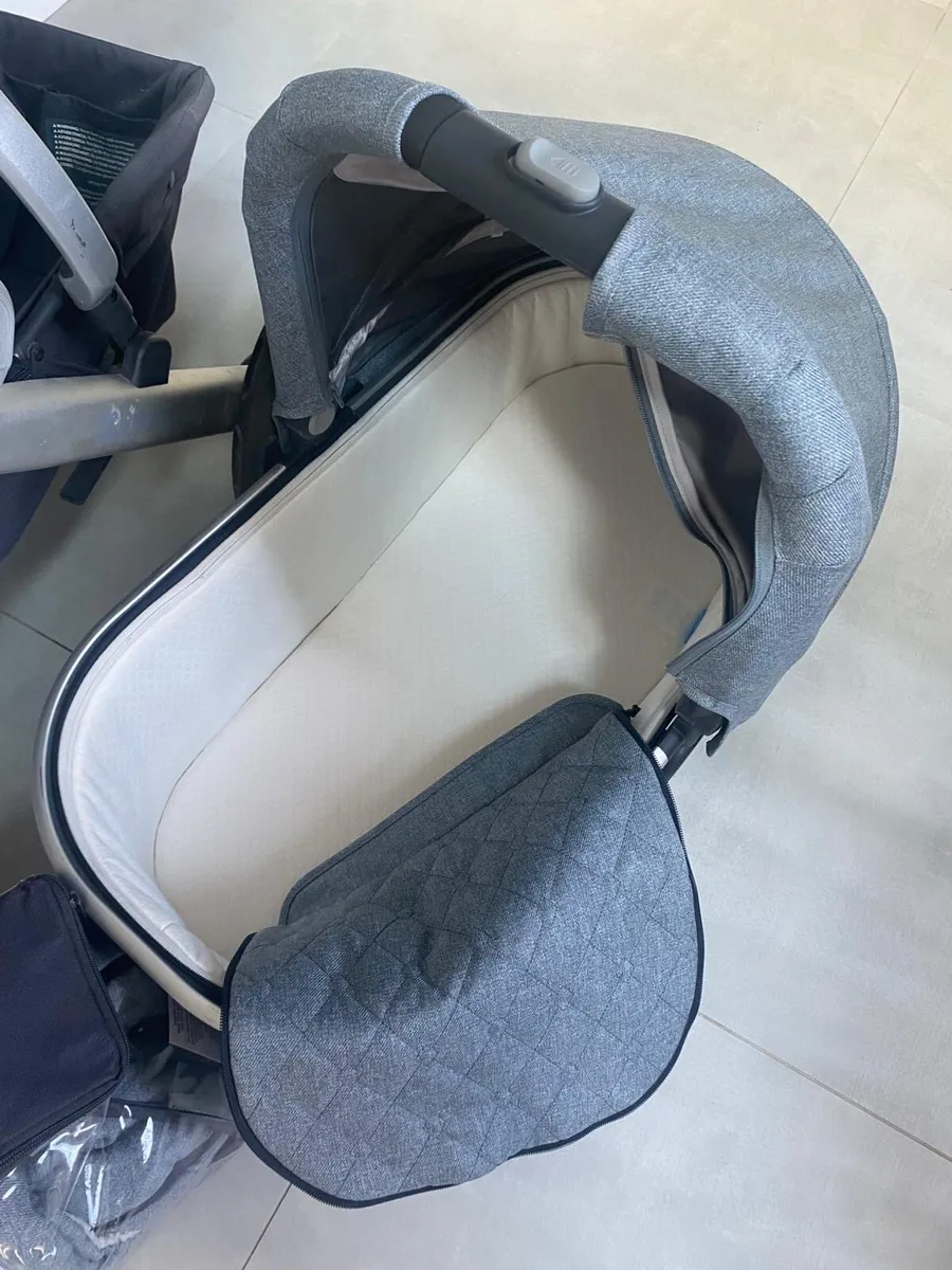Uppa baby push chair and bassinet - Image 1