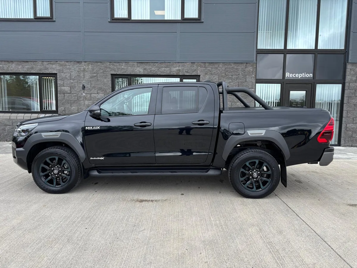2025 HILUX INVINCIBLE X 2.8 DEISEL HYBRID D/CAB - Image 2