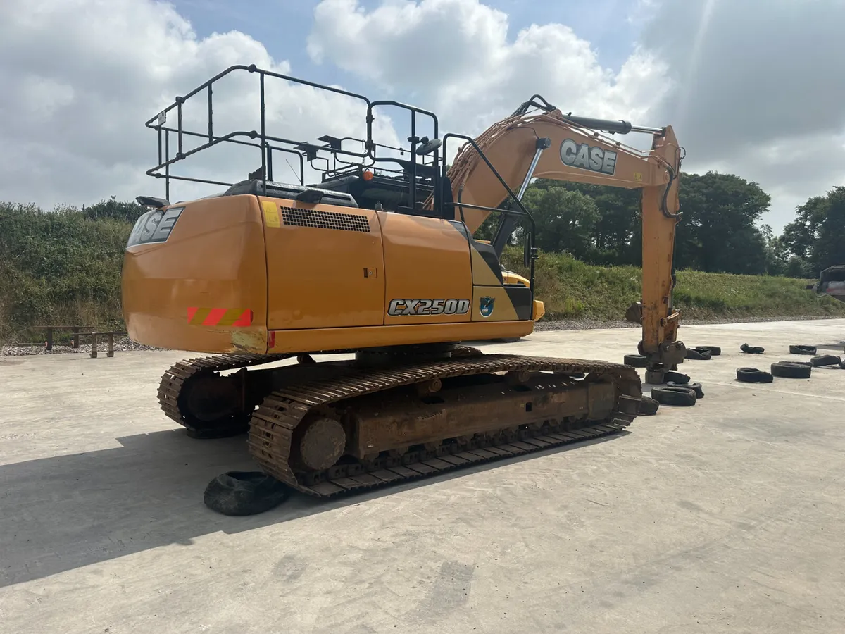 CASE 250 Excavator - Image 4