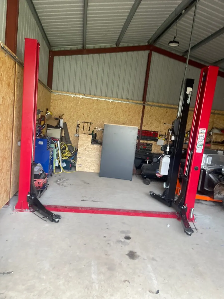 4 tonne Pacini car lift full warranty can install - Image 2