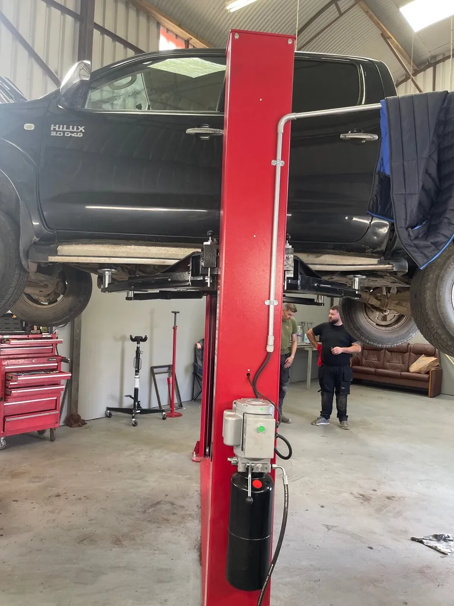 4 tonne Pacini car lift full warranty can install - Image 4