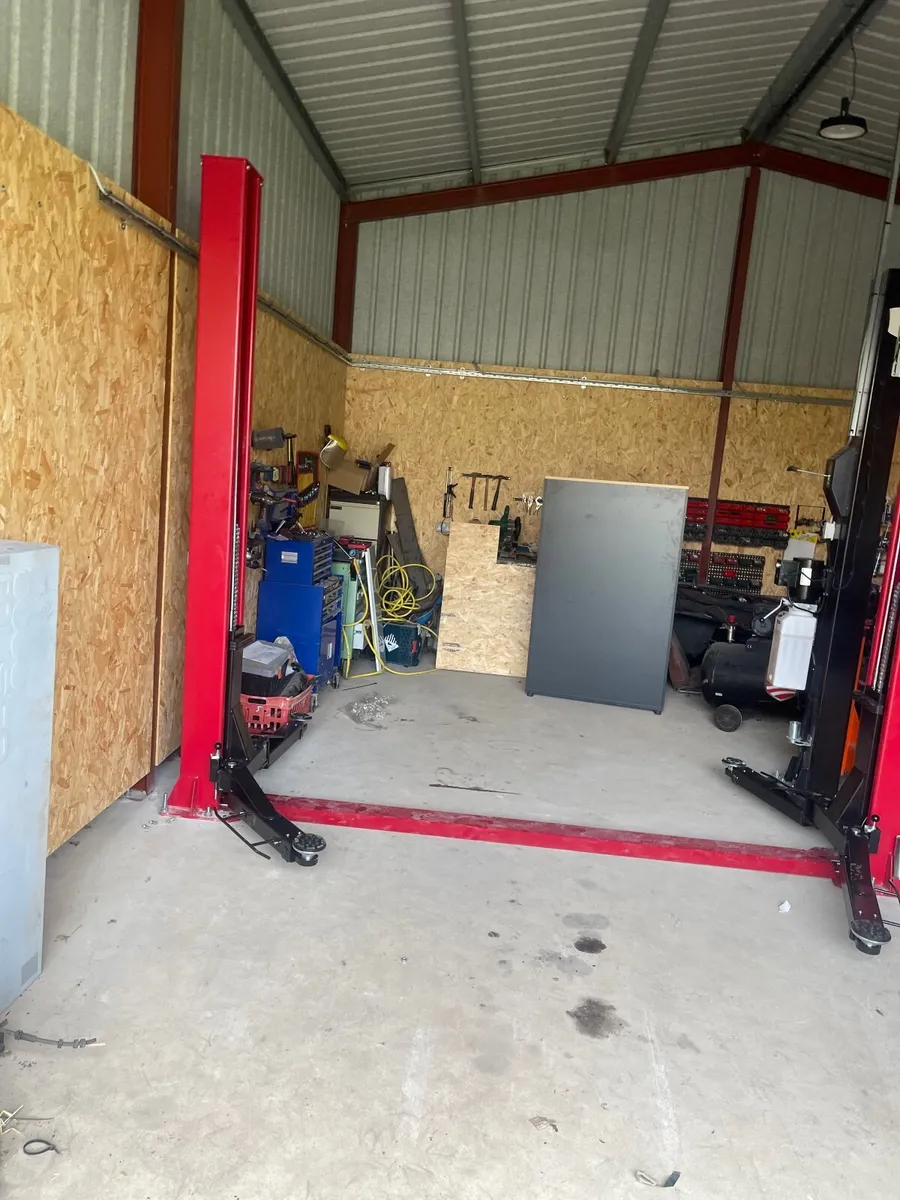 Pacini 4 tonne car lifts can install - Image 3