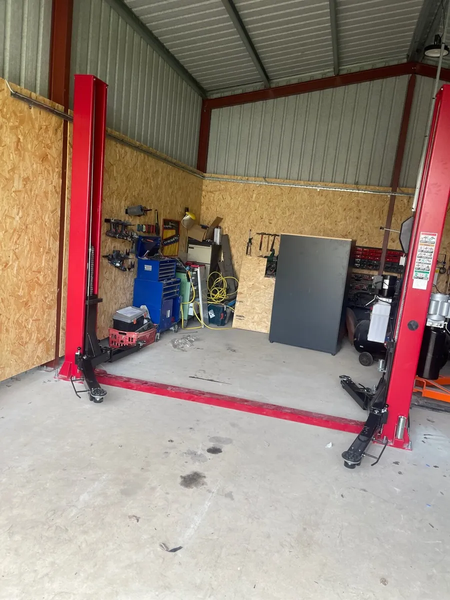 Pacini 4 tonne car lifts can install - Image 4