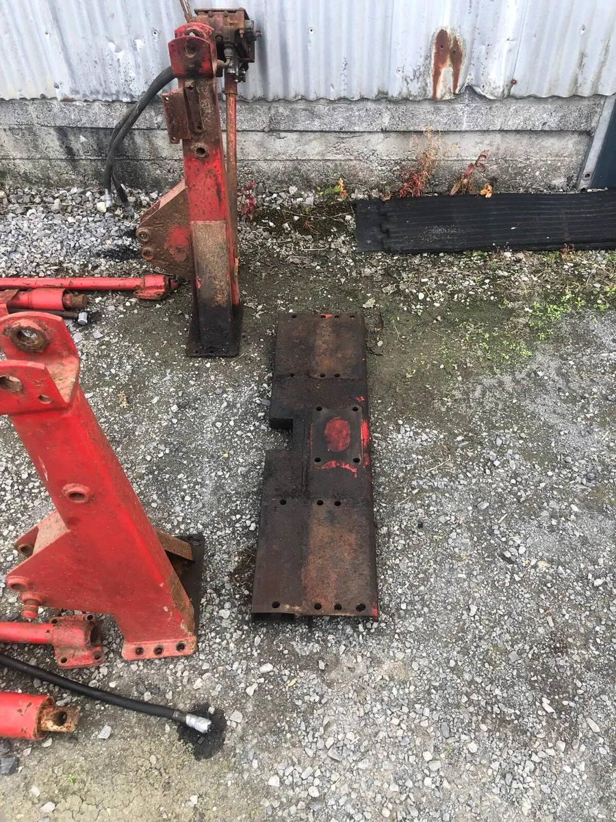 Massey Ferguson Front Loader - Image 2