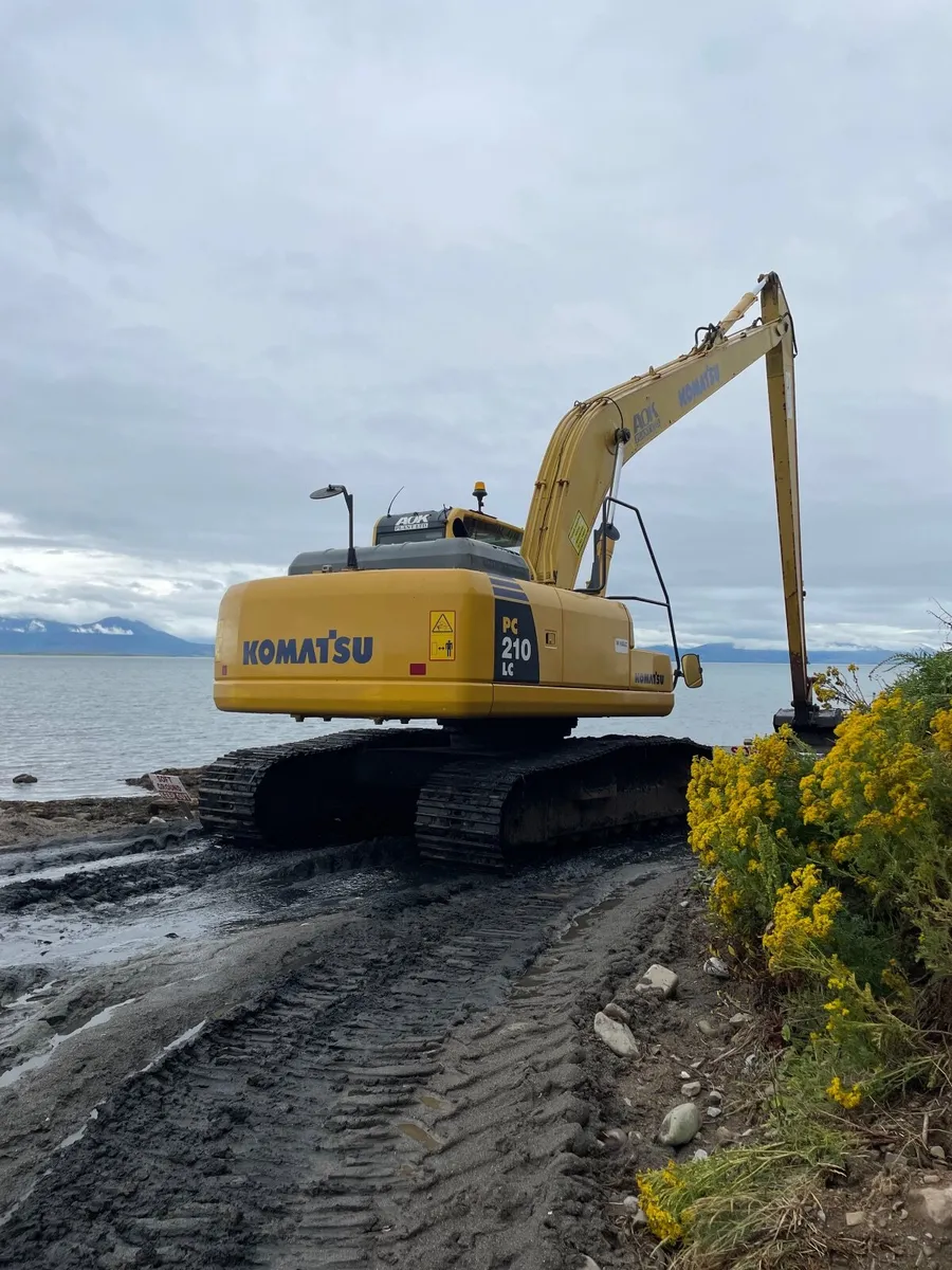 Long reach excavator - Image 2