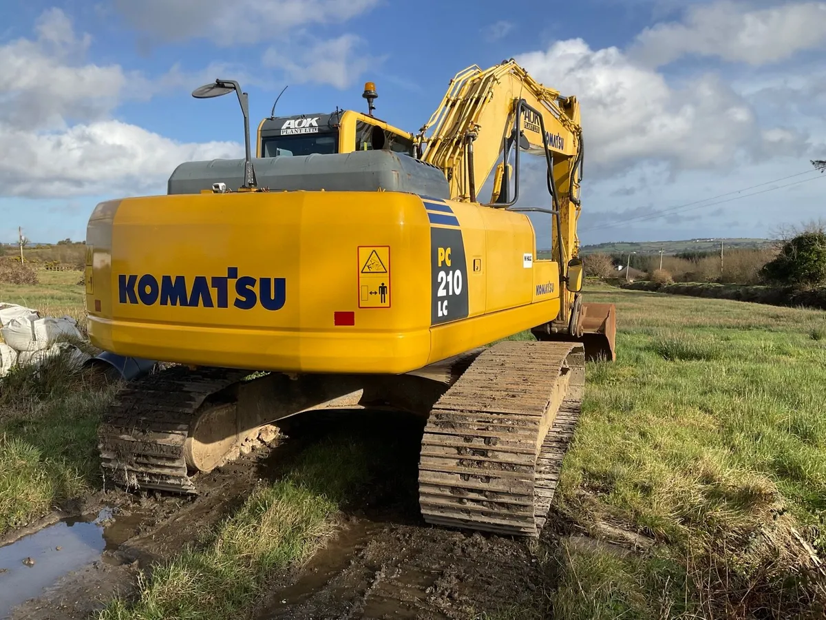 Long reach excavator - Image 4