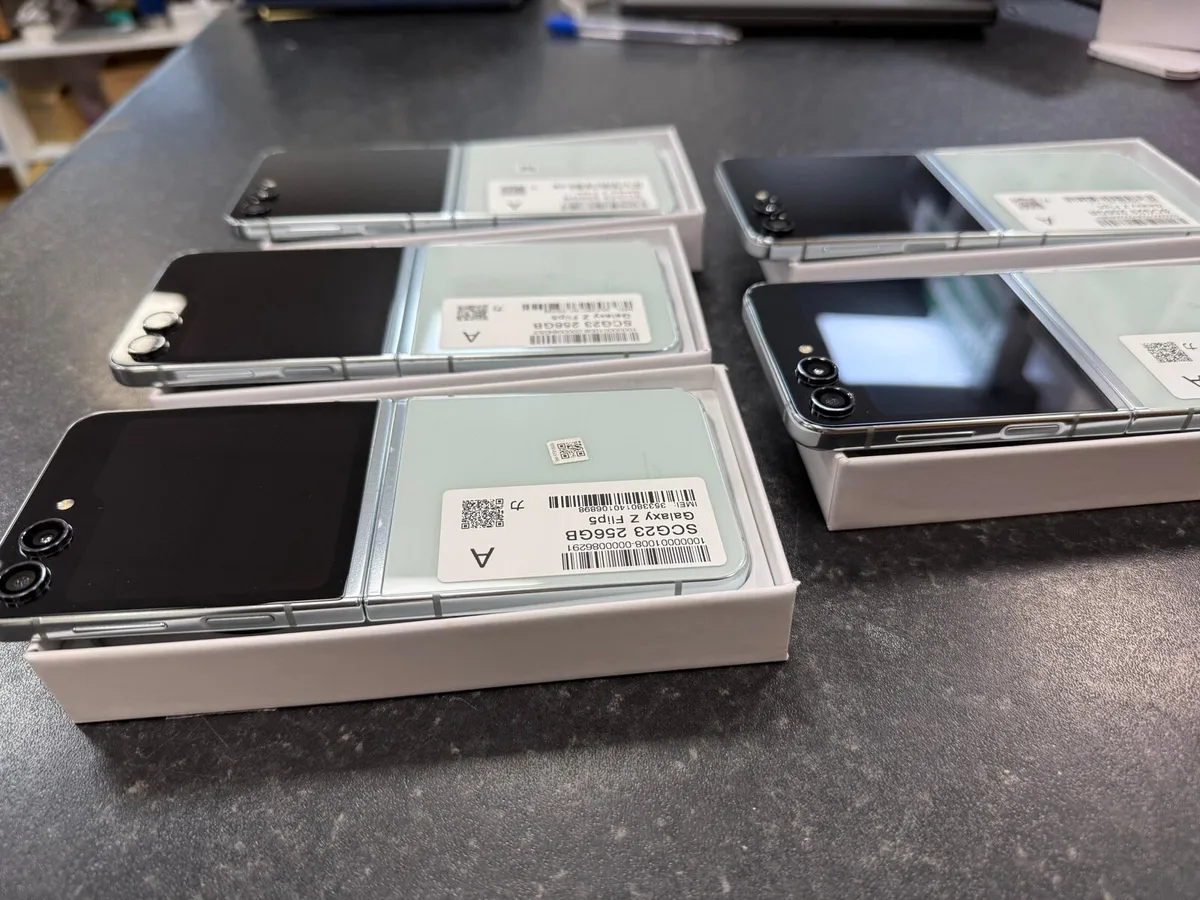 Samsung Flip 5 256gb Phone A Plus Grade - Image 4