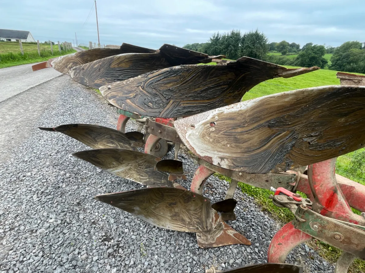 Kverneland 4 score reversible plough - Image 3