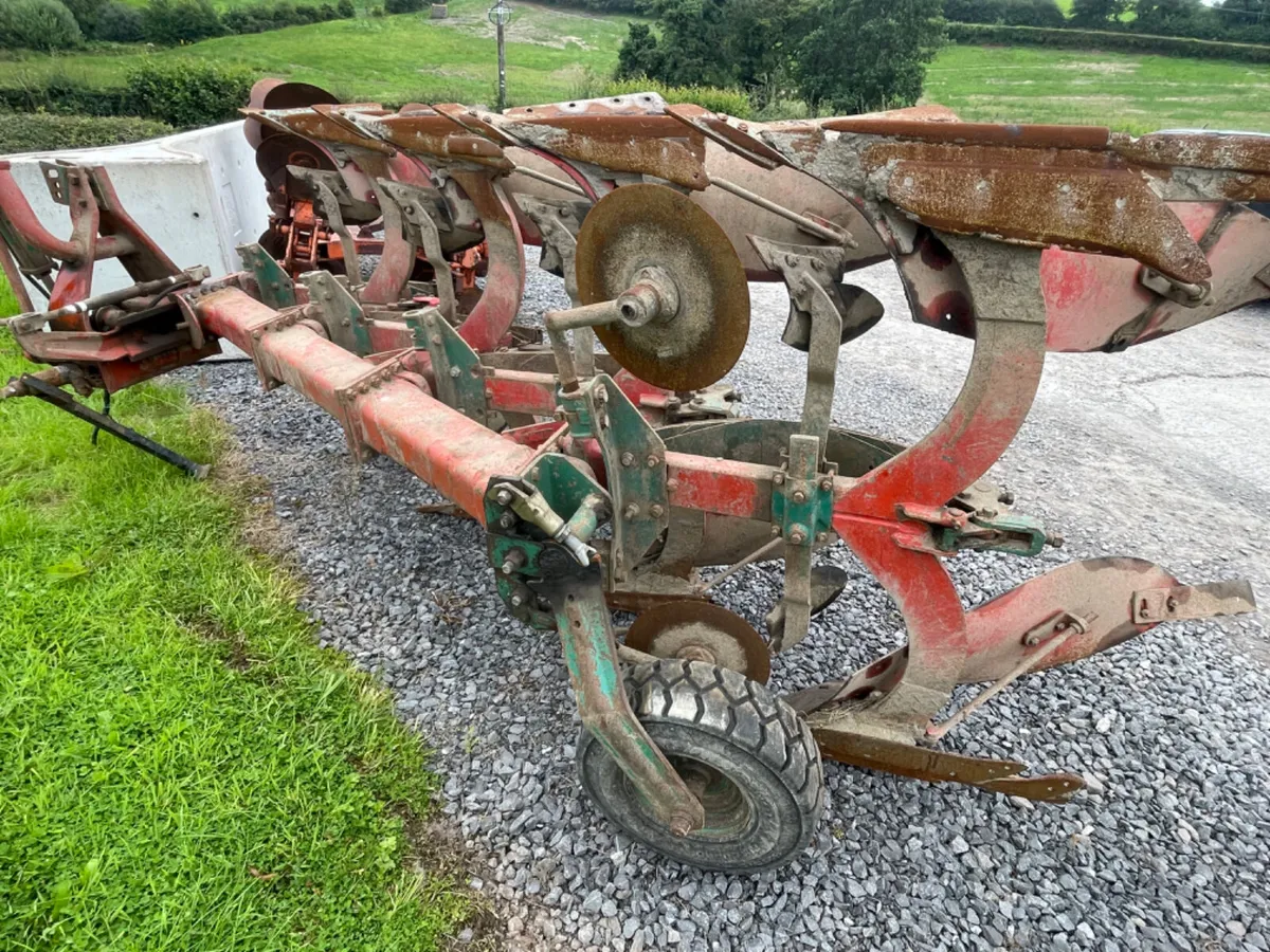 Kverneland 4 score reversible plough - Image 1