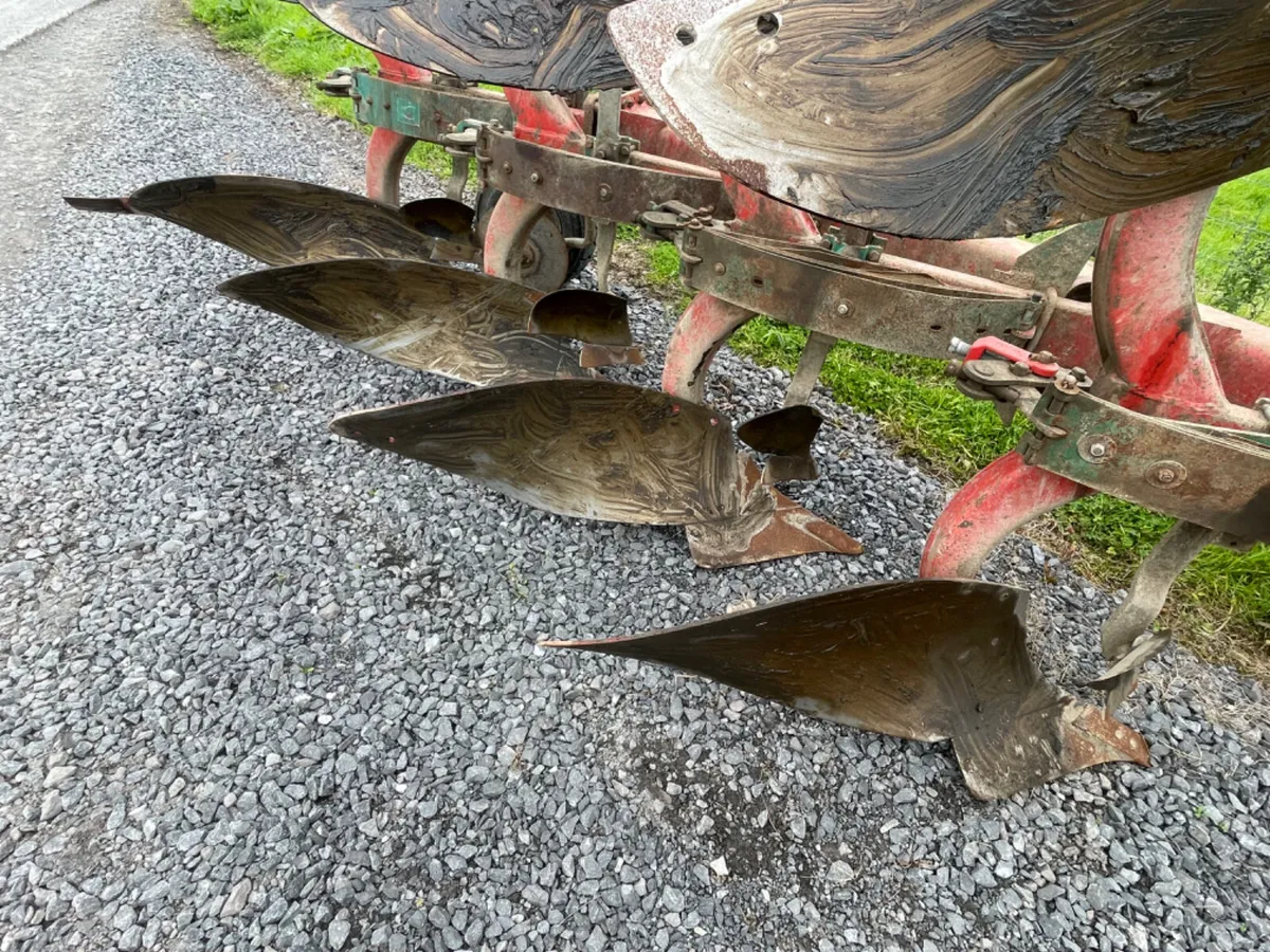 Kverneland 4 score reversible plough - Image 4