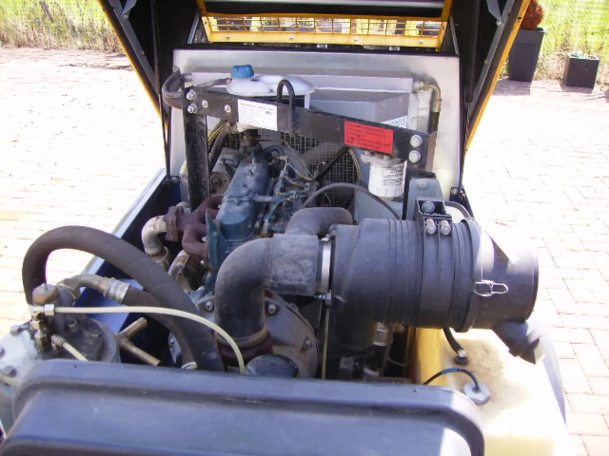 road compressorcompair C30 DLT0206 105 HOURS - Image 3