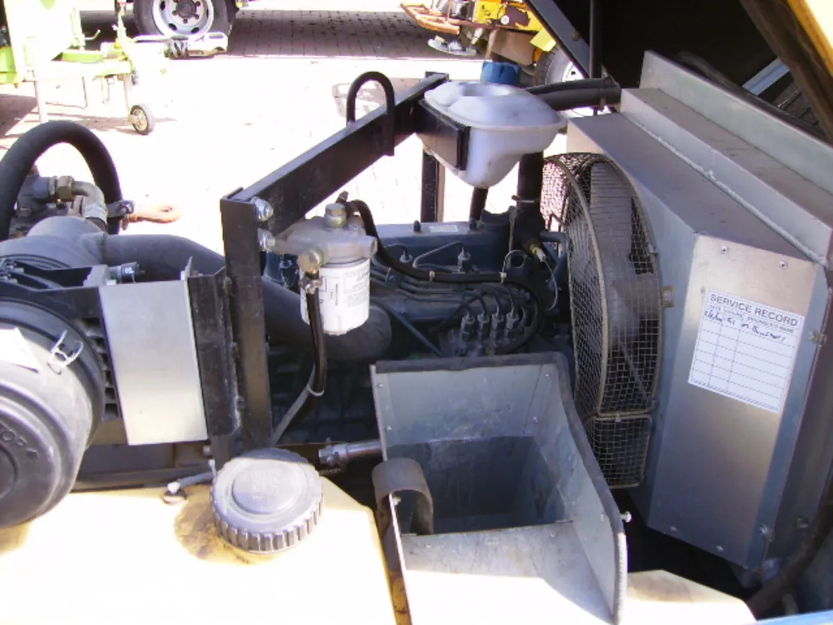 road compressorcompair C30 DLT0206 105 HOURS - Image 4