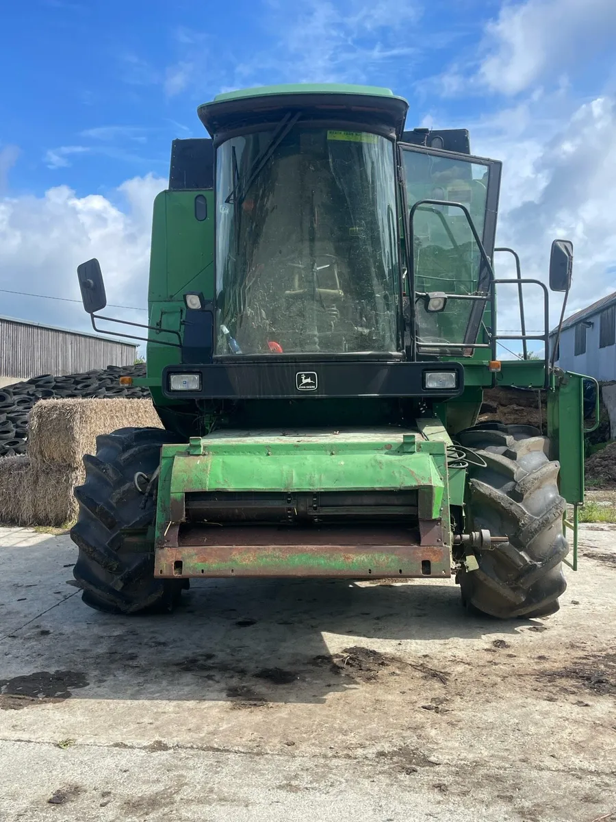 John Deere 1085 Combine - Image 2