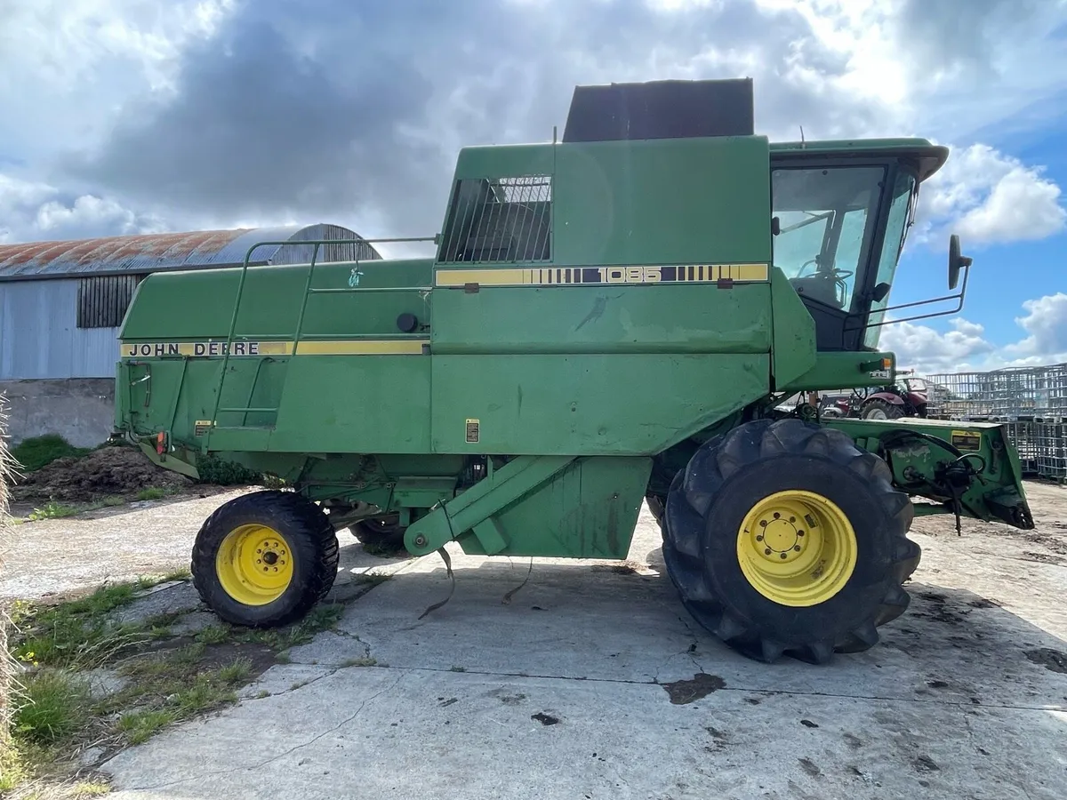 John Deere 1085 Combine - Image 3
