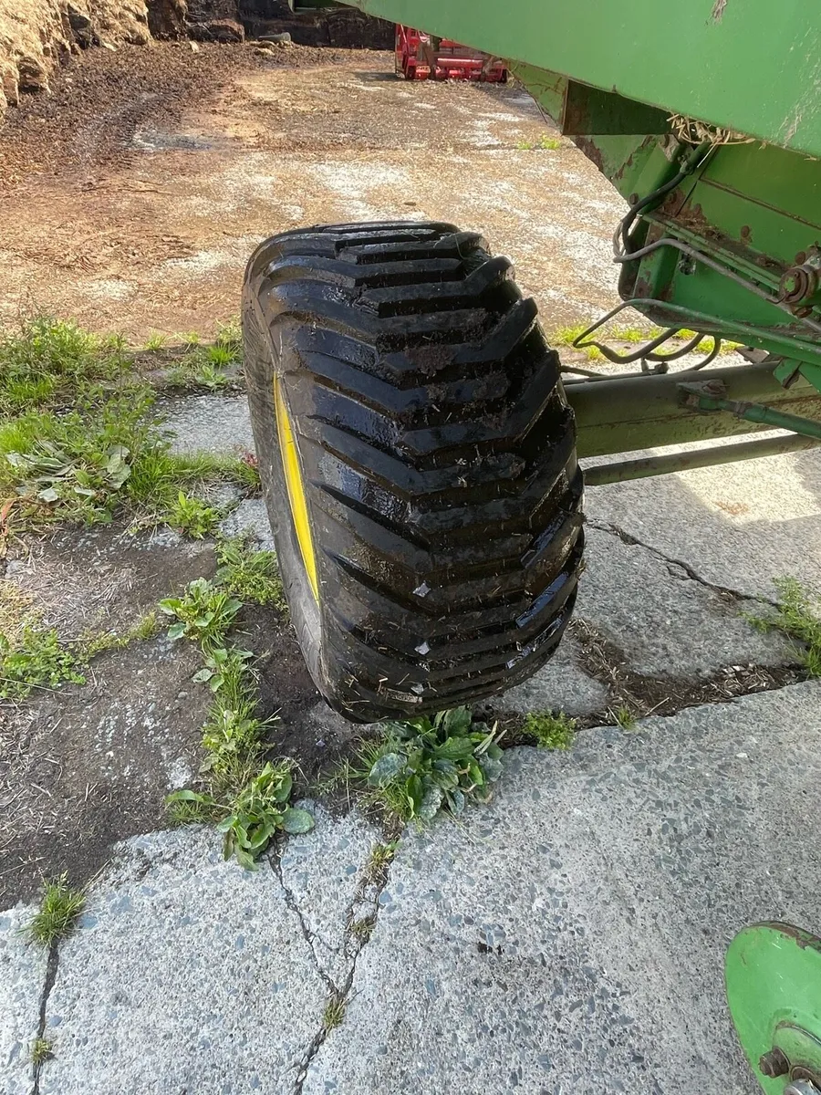 John Deere 1085 Combine - Image 4