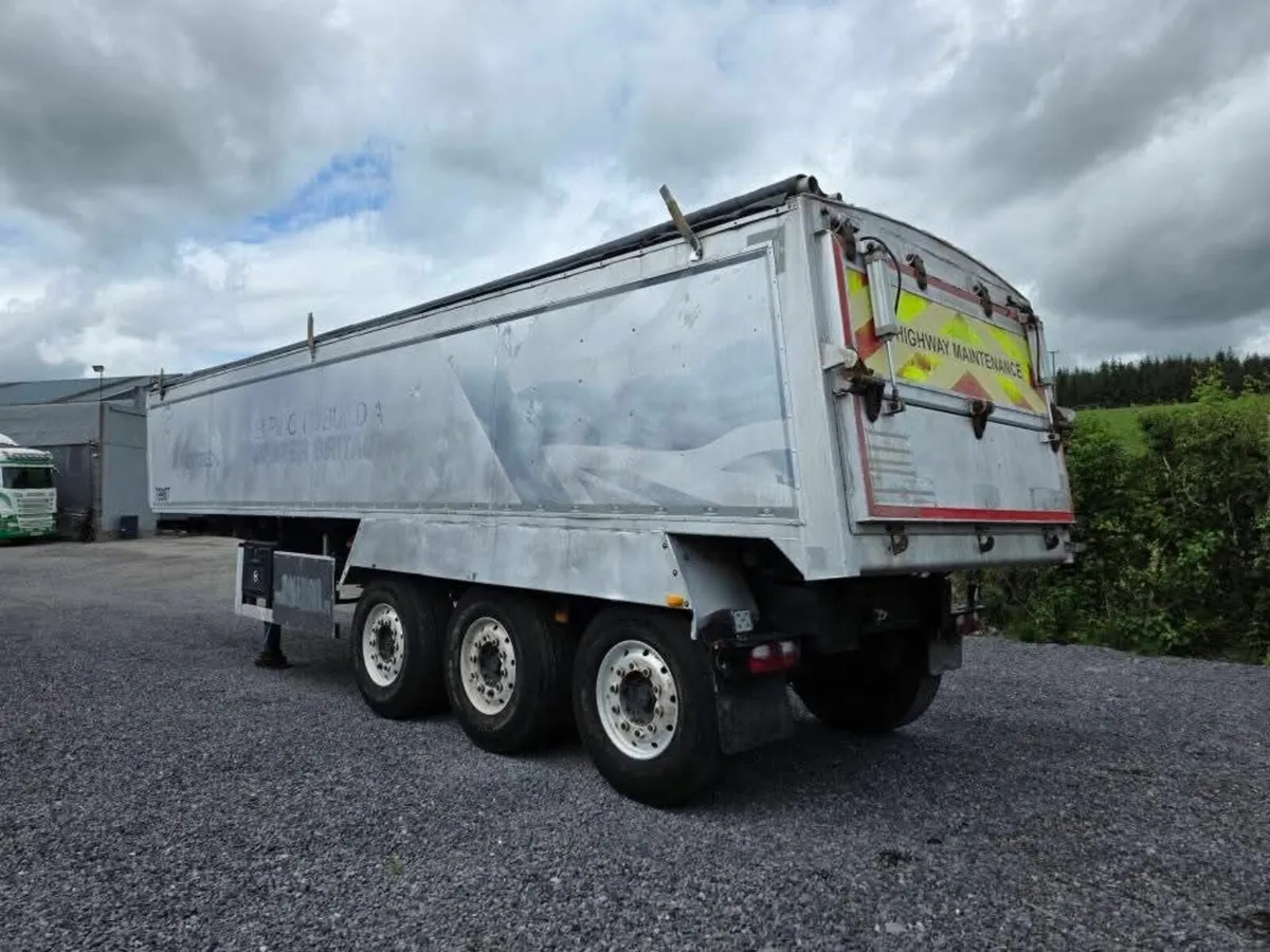 2016 Weighlifter Insulated Tar Tipping Trailer - Image 2
