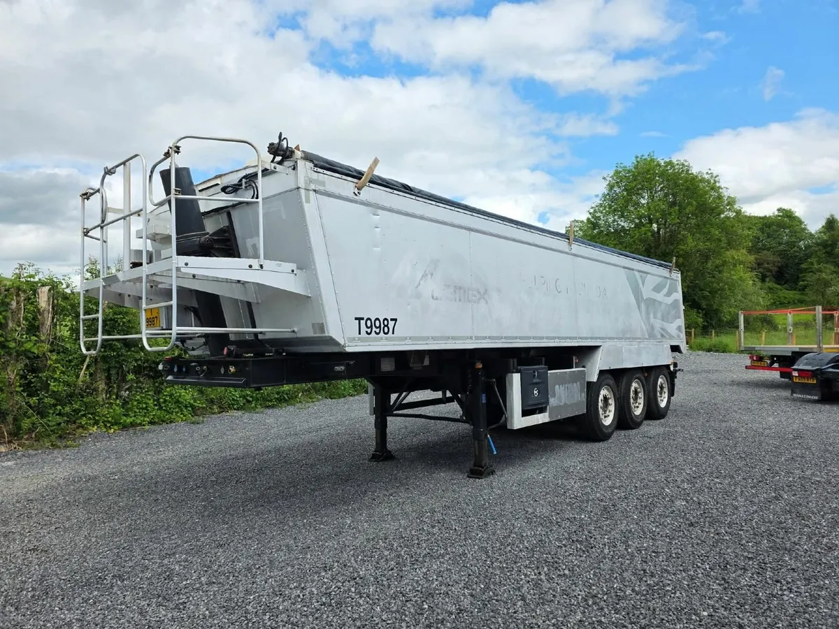 2016 Weighlifter Insulated Tar Tipping Trailer - Image 4