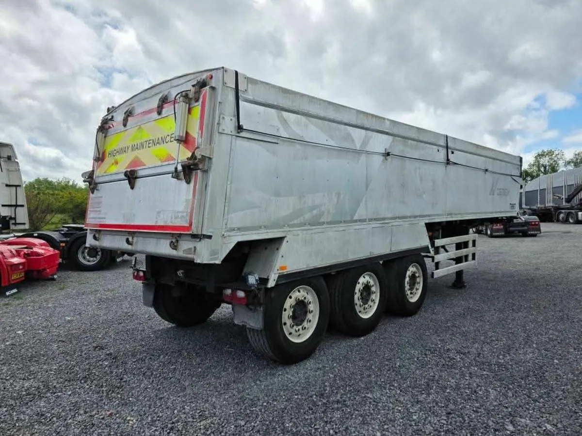2016 Weighlifter Insulated Tar Tipping Trailer - Image 3