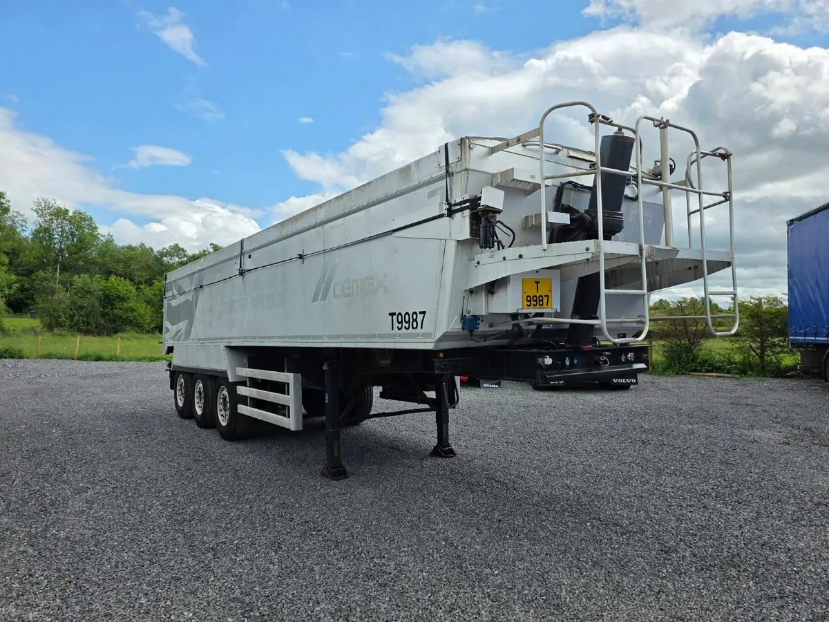 2016 Weighlifter Insulated Tar Tipping Trailer - Image 1