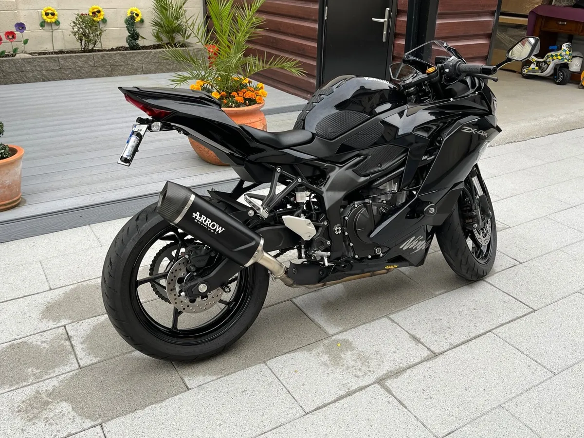 Kawasaki Ninja ZX4R (Inline 4) 2025 - Image 1