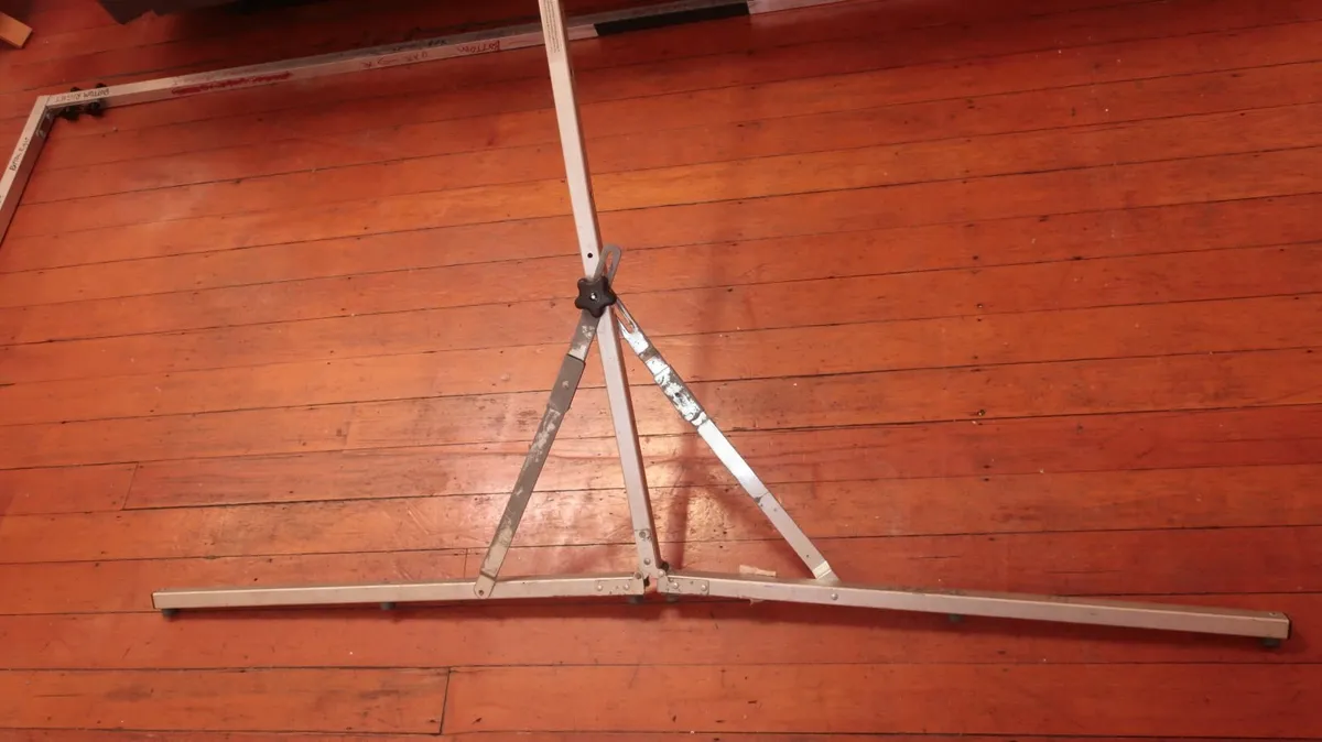 Projection screen, large. - Image 3