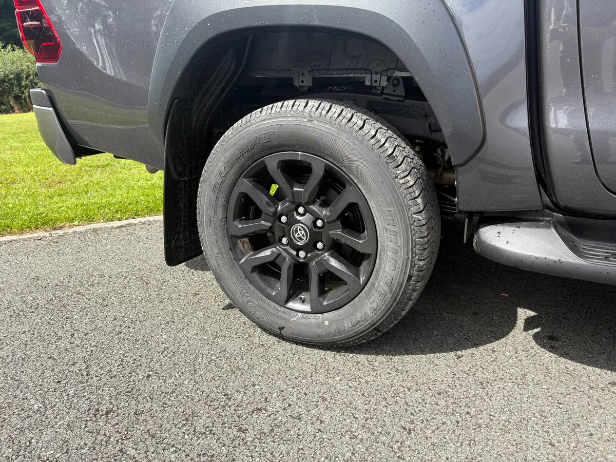 2025 Toyota Hilux Invincible X DELIVERY MILEAGE - Image 4