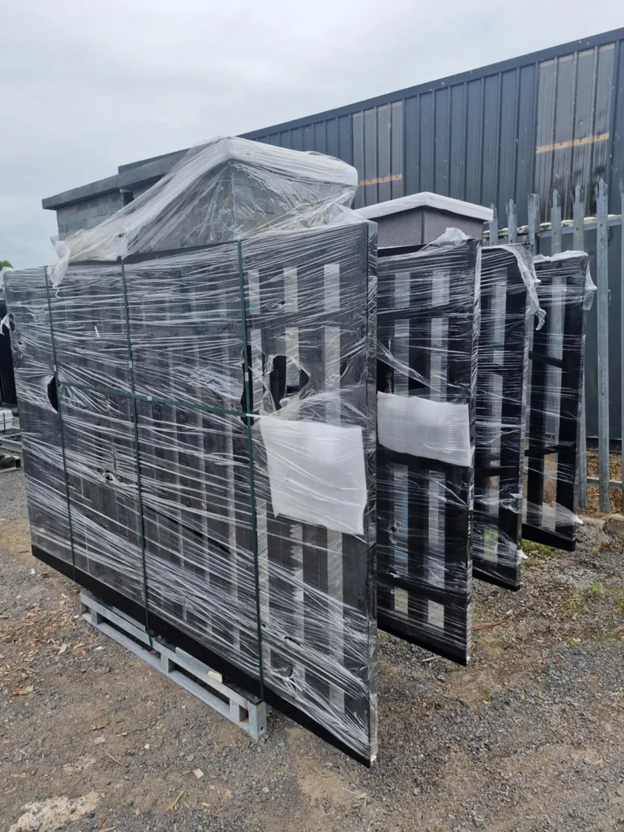 Entrance gates with stone pillars - Image 4