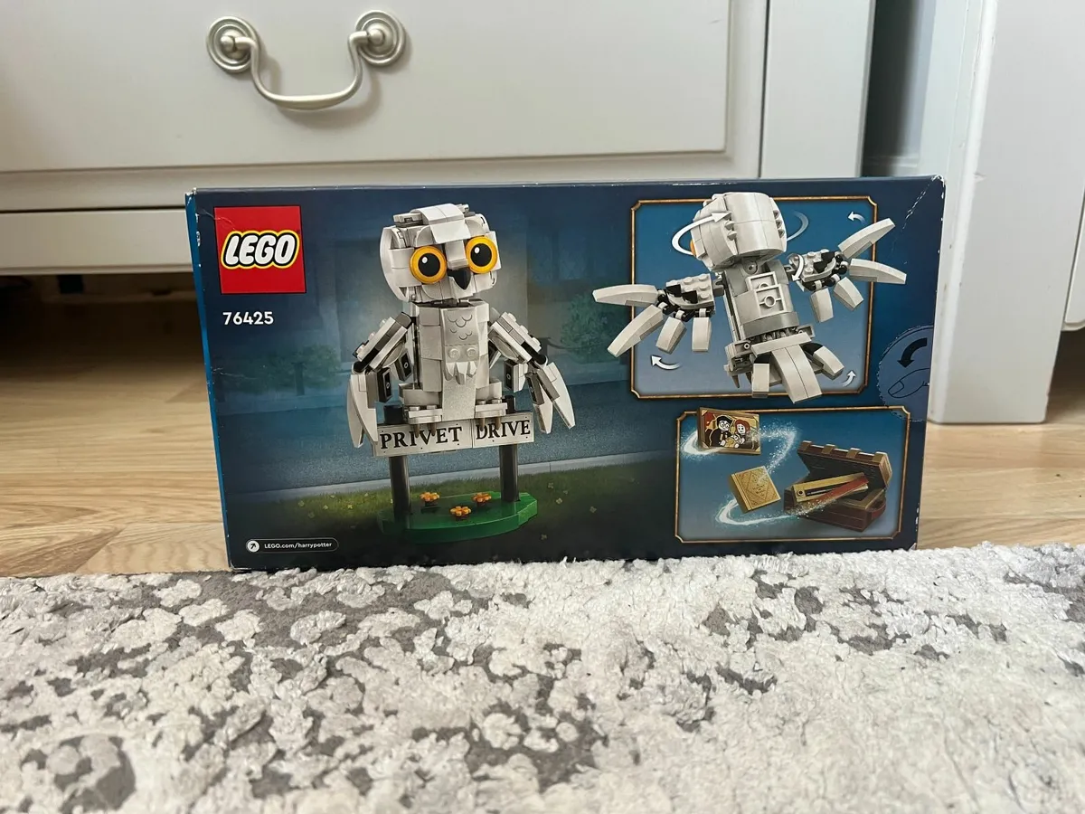 LEGO Hedwig at 4 Privet Drive - Image 2