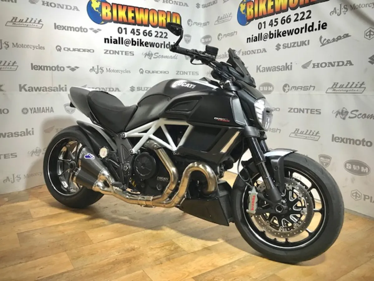 PRE-OWNED Ducati Diavel Carbon Edition 2014 - Image 2
