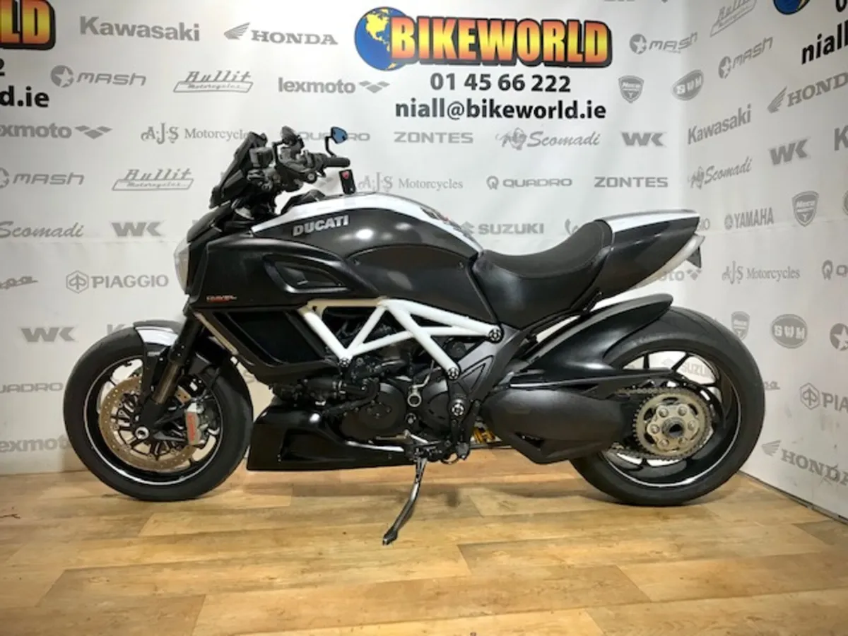 PRE-OWNED Ducati Diavel Carbon Edition 2014 - Image 3